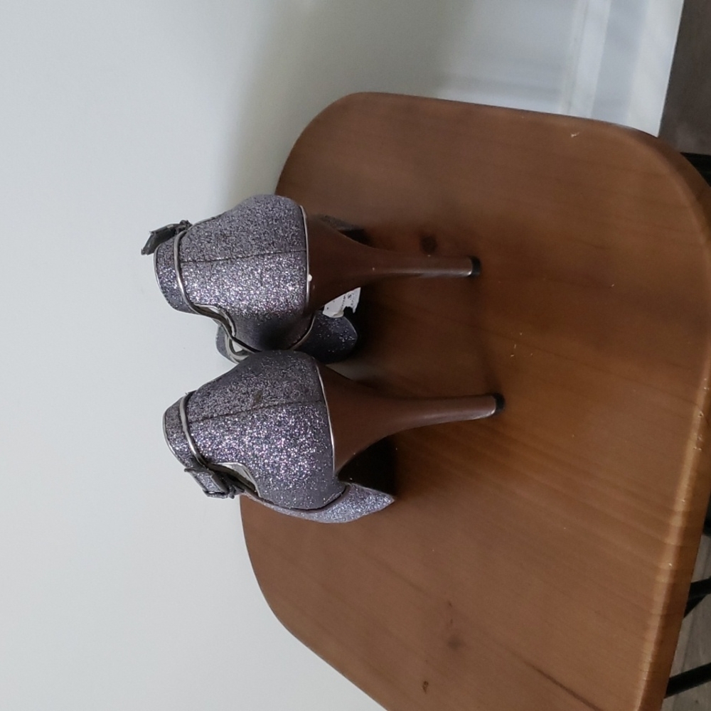 Heels - Picture 3 of 3
